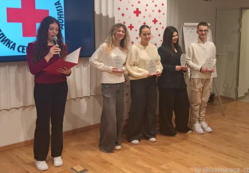 млади волонтери